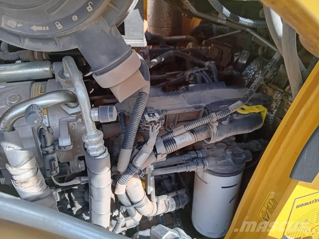 Komatsu WB 97 S-8 Товарач със заден ексватор