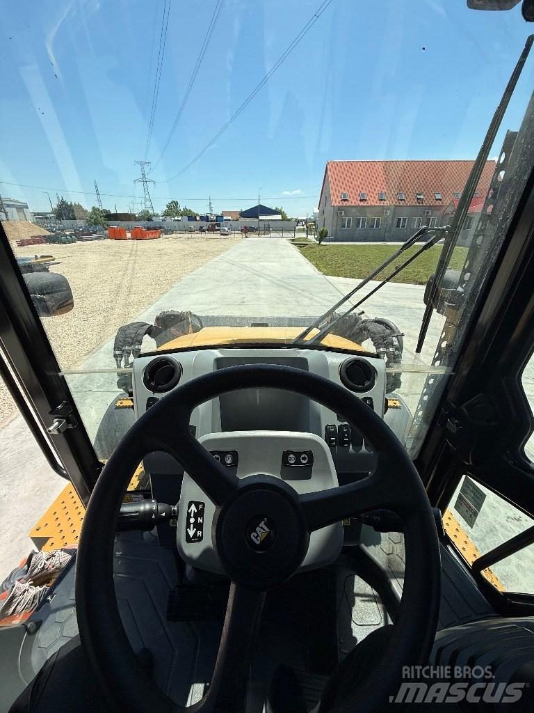 CAT 432f2 Товарач със заден ексватор