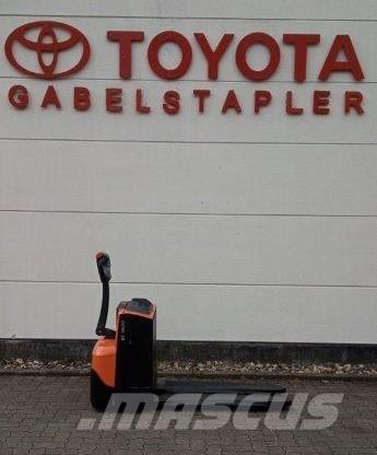 Toyota LWE 200 Колички високоповдигачи с теглич