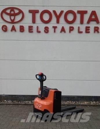 Toyota LWE 200 Колички високоповдигачи с теглич