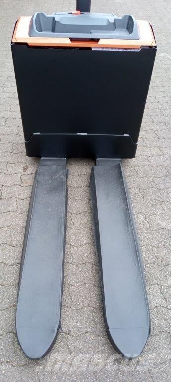 Toyota LWE 200 Колички високоповдигачи с теглич