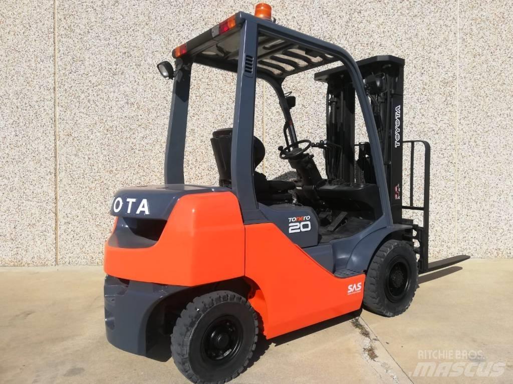 Toyota 02-8 FG F 20 Камиони с АГУ