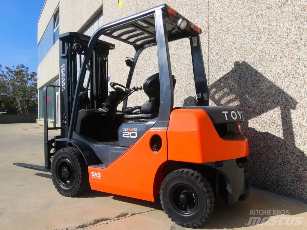 Toyota 02-8 FG F 20 Камиони с АГУ