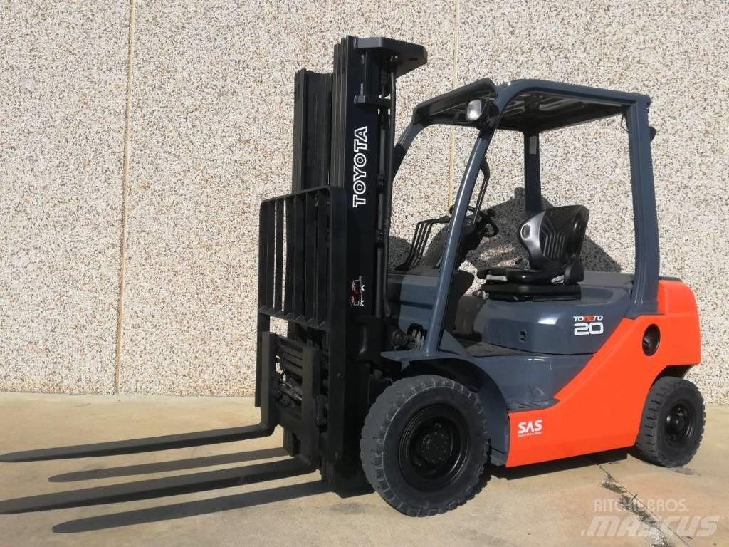 Toyota 02-8 FG F 20 Камиони с АГУ