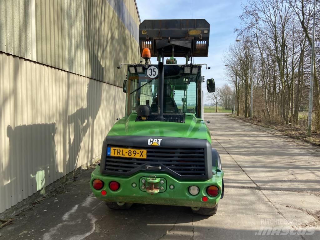 CAT 906M Колесни товарачи