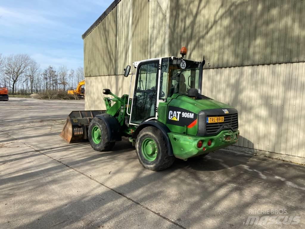 CAT 906M Колесни товарачи