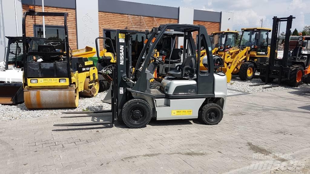 Nissan U1D2A25LQ Камиони с АГУ