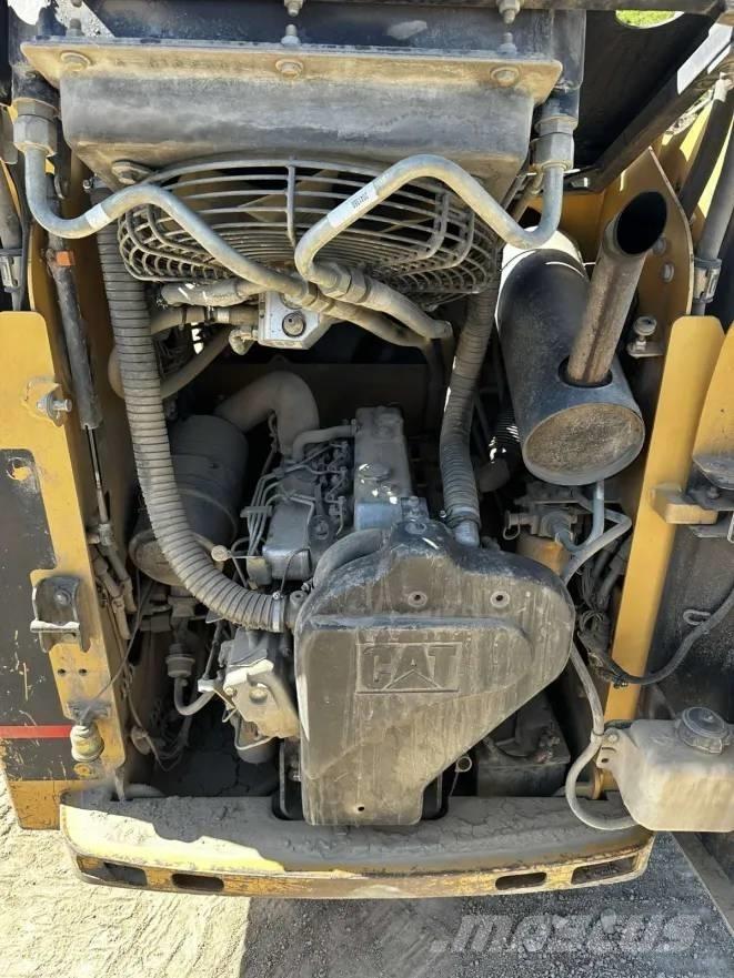 CAT 257 Верижен товарач