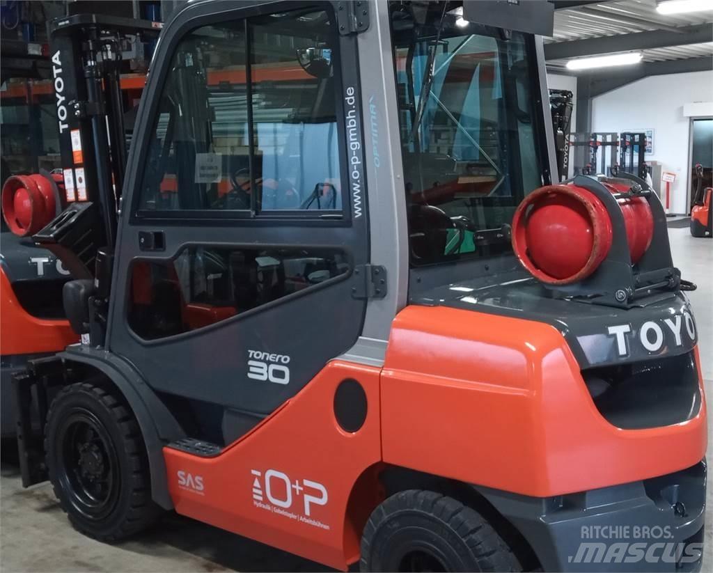 Toyota 02-8FGF30 Камиони с АГУ