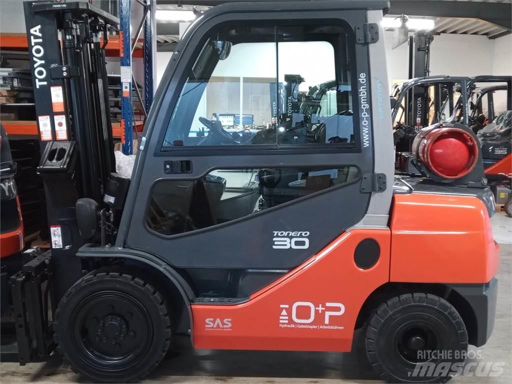Toyota 02-8FGF30 Камиони с АГУ