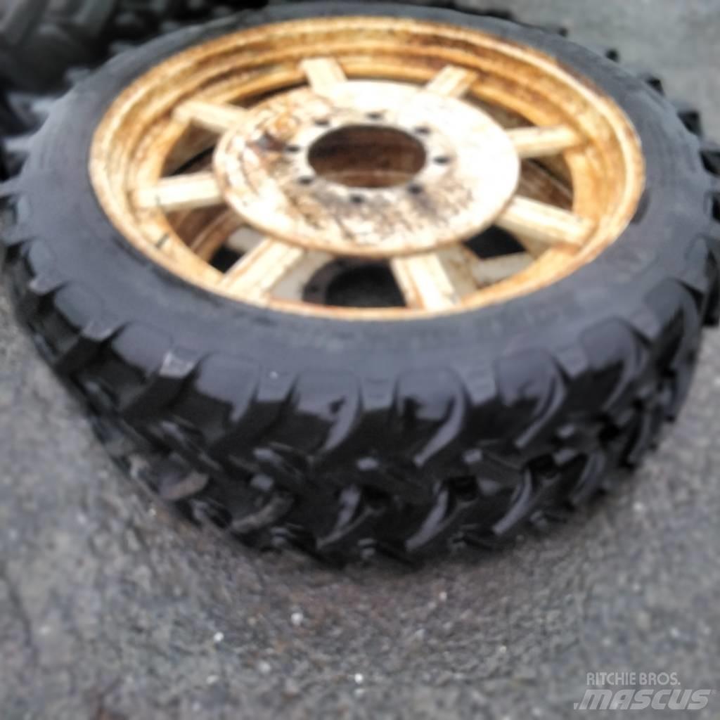 BKT 9.5R36 Колелета/Гуми