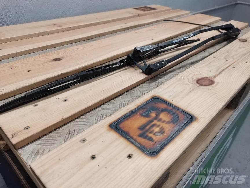 Manitou MLT  wiper Кабина