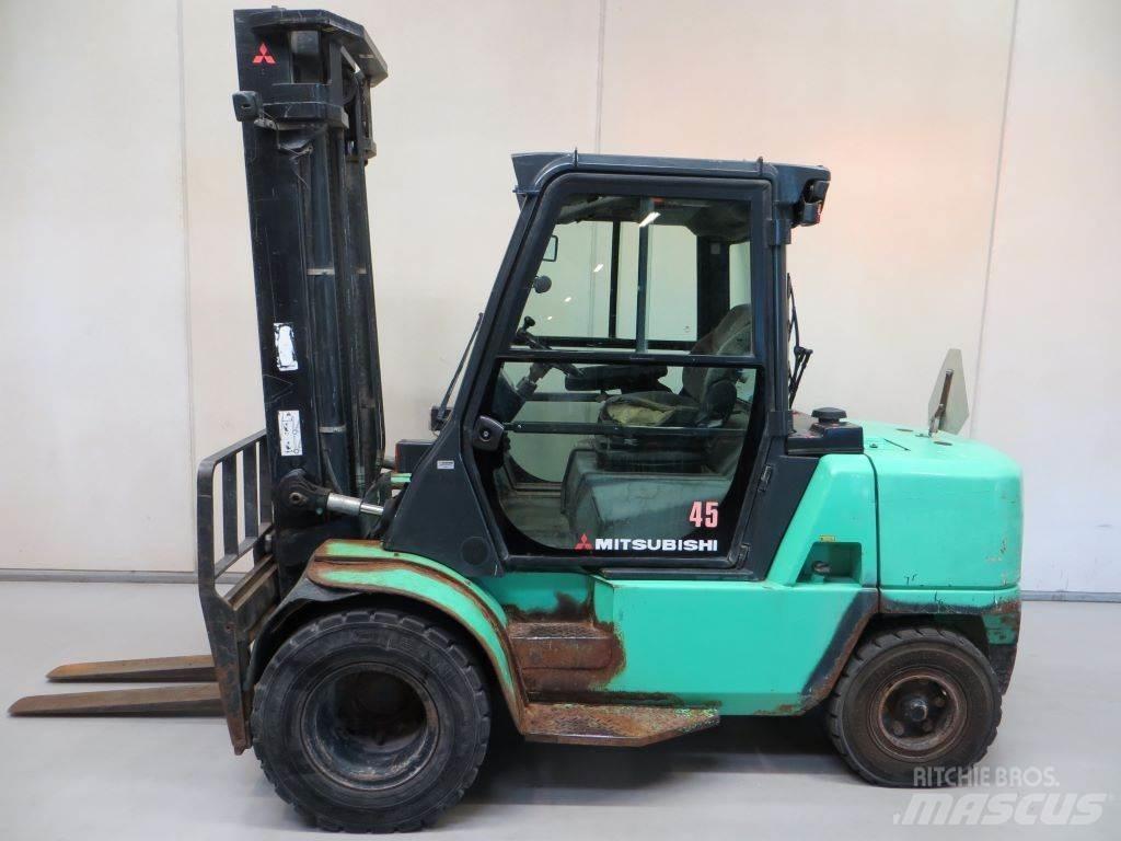 Mitsubishi FD45K Дизелови камиони