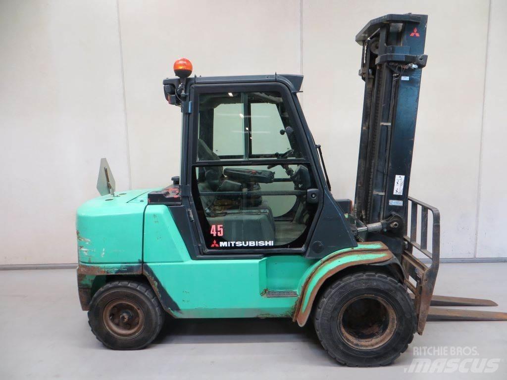 Mitsubishi FD45K Дизелови камиони
