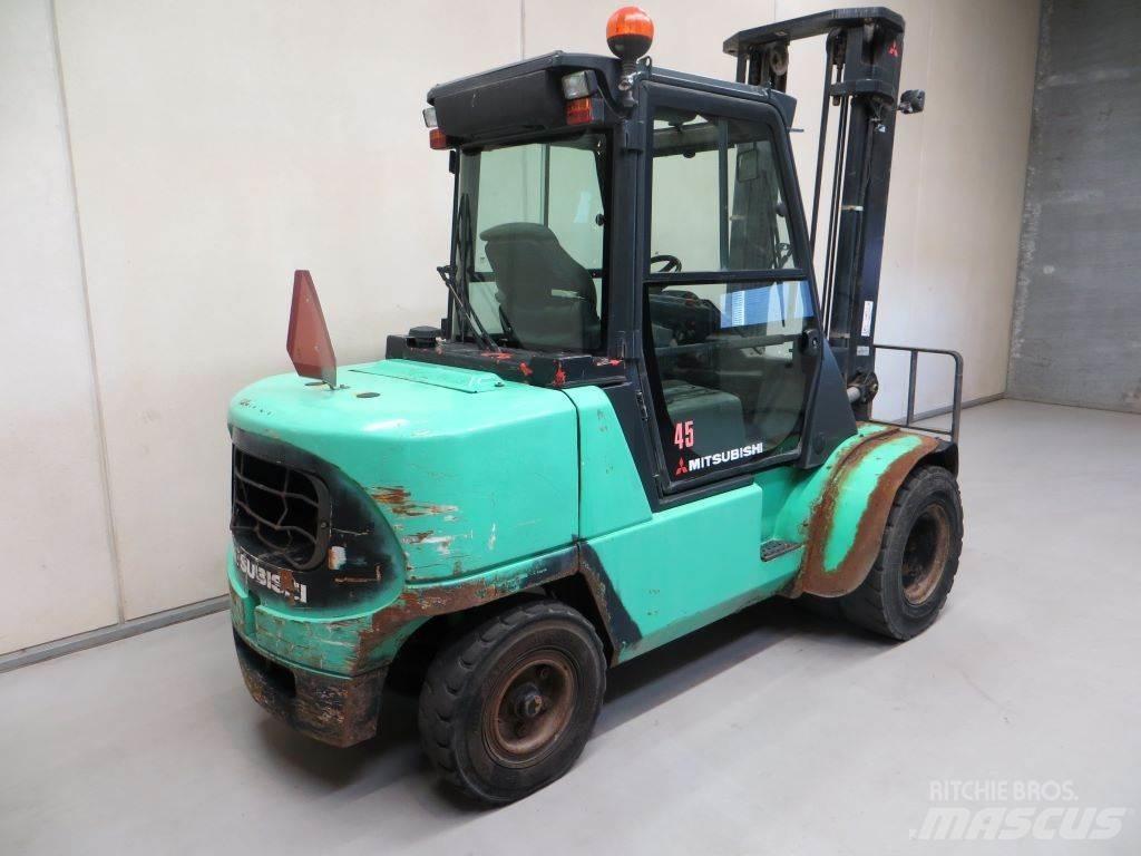 Mitsubishi FD45K Дизелови камиони
