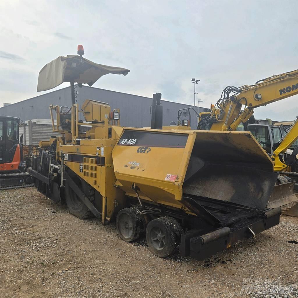 CAT AP 600 Машини за асфалт