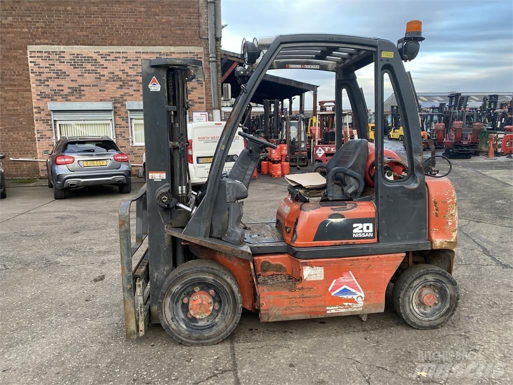 Nissan UD02A20PQ Камиони с АГУ