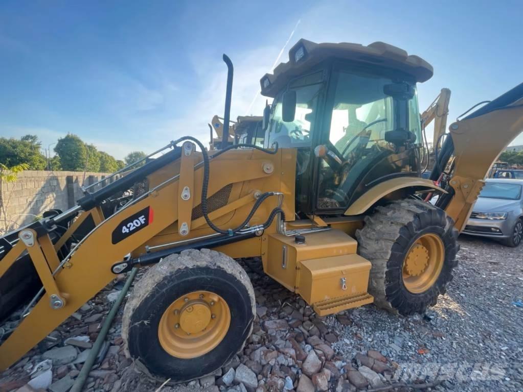 CAT 420F Товарач със заден ексватор