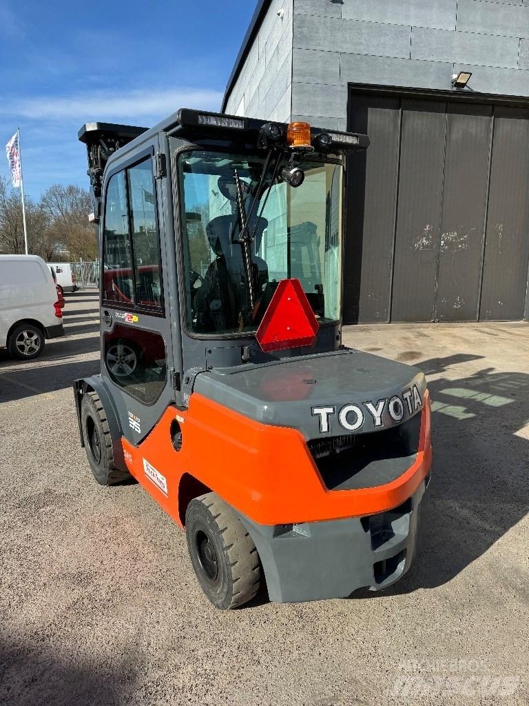 Toyota 52-8FDJF35 Дизелови камиони