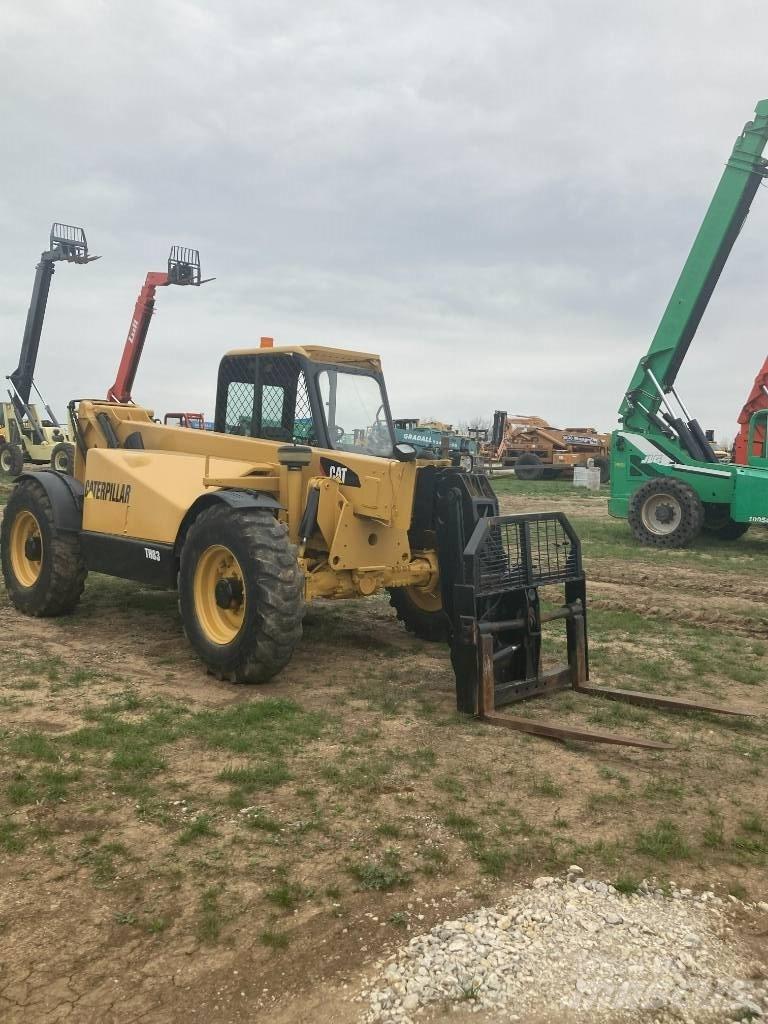 CAT TH83 Телескопични товарачи