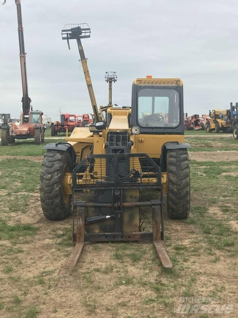 CAT TH83 Телескопични товарачи