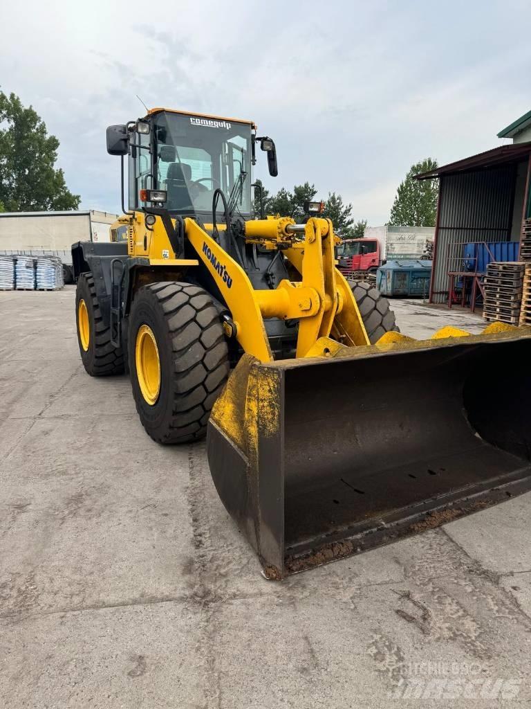 Komatsu WA250 Колесни товарачи