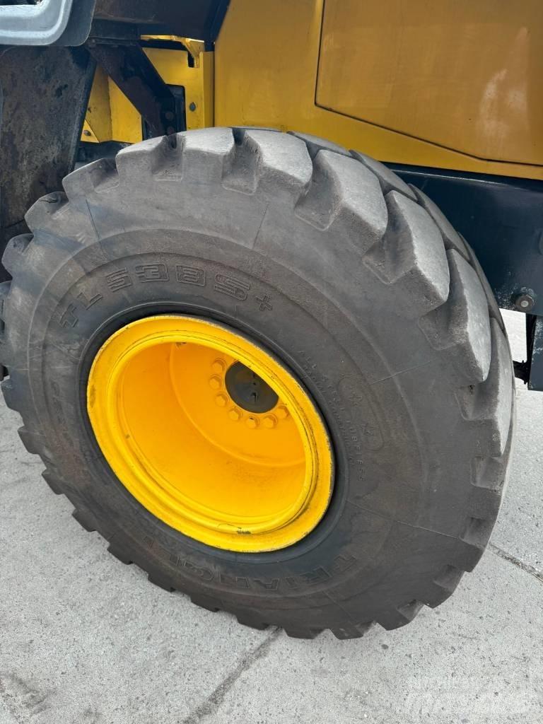 Komatsu WA250 Колесни товарачи