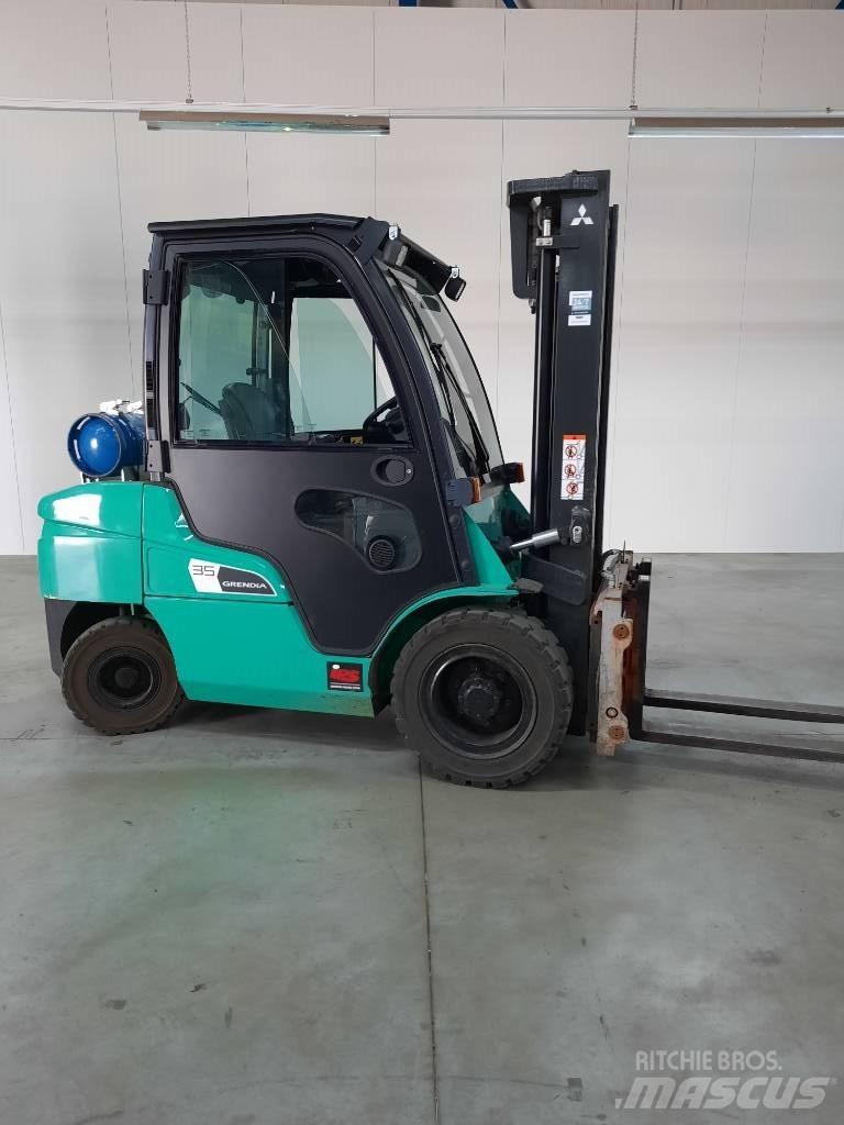Mitsubishi FG35NT Камиони с АГУ