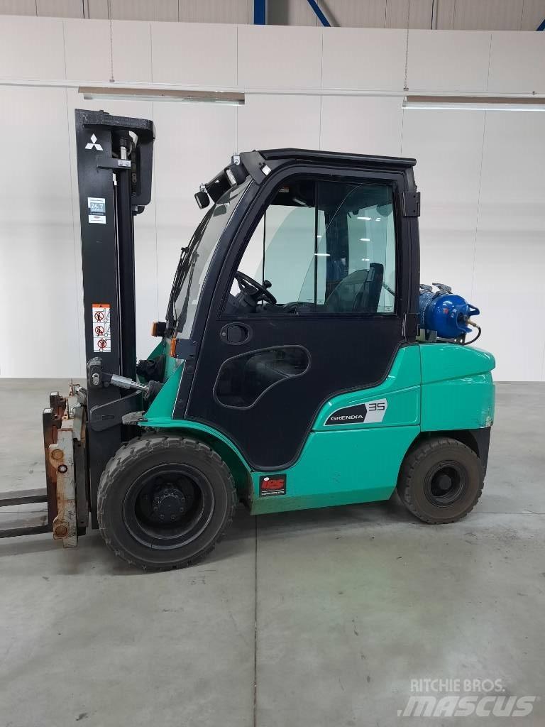 Mitsubishi FG35NT Камиони с АГУ