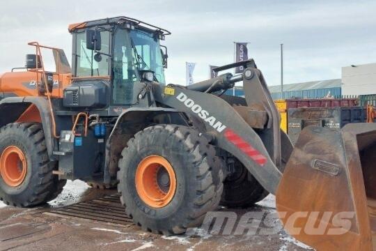 Develon DL 480-7 Товарач със заден ексватор