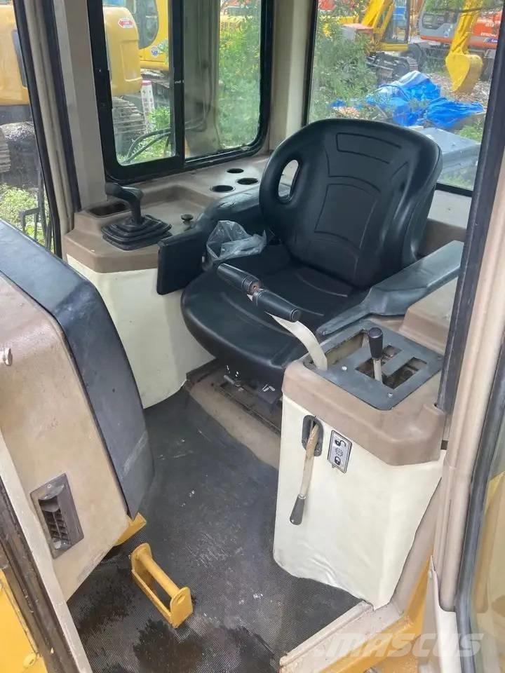 CAT D5M Верижни булдозери
