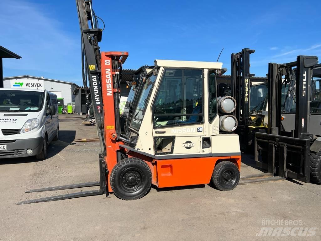 Nissan PH02A25U Камиони с АГУ