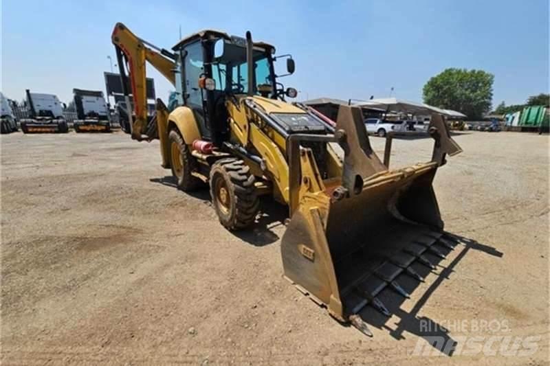 CAT 426F2 TLB Товарач със заден ексватор
