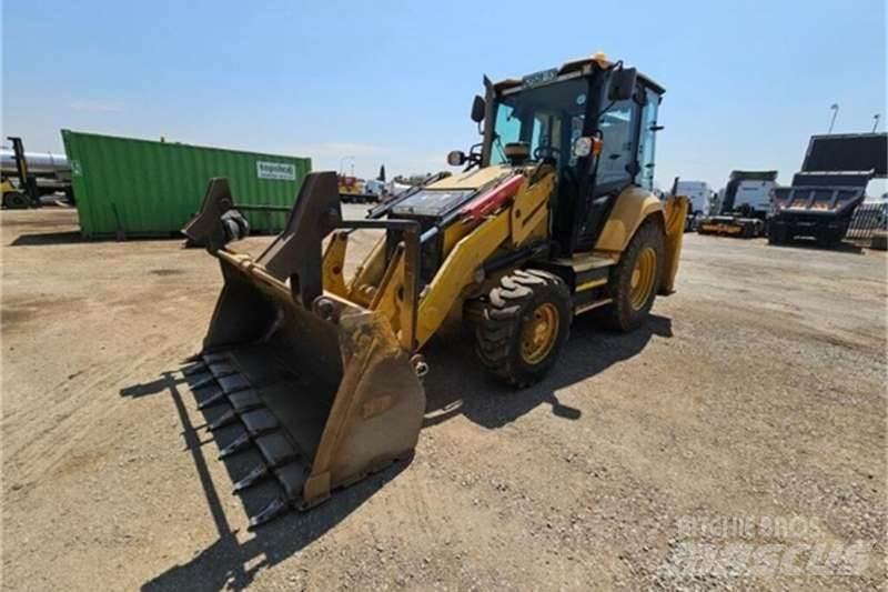 CAT 426F2 TLB Товарач със заден ексватор