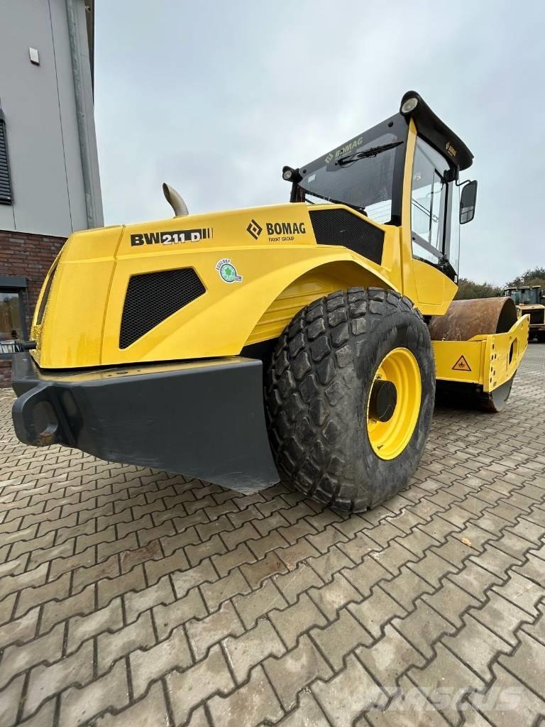 Bomag BW 211 D-5 Еднобарабанни ролки
