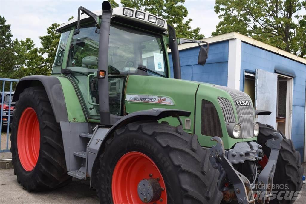 Fendt 712 Vario Трактори