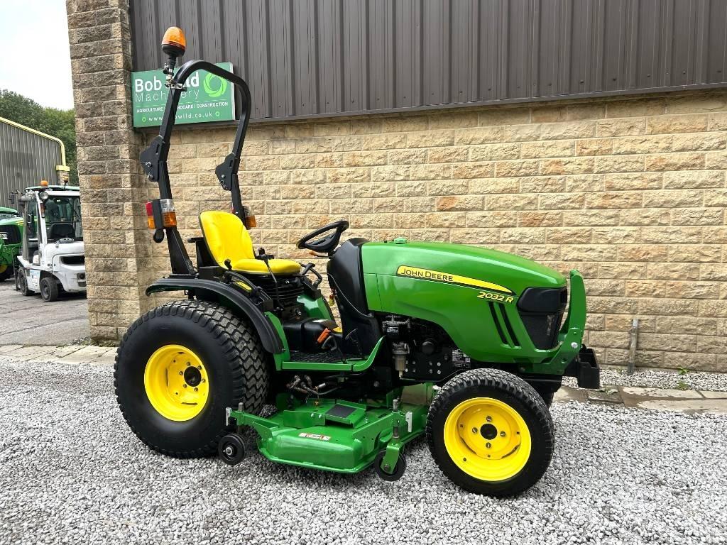 John Deere 2032R Компактни трактори