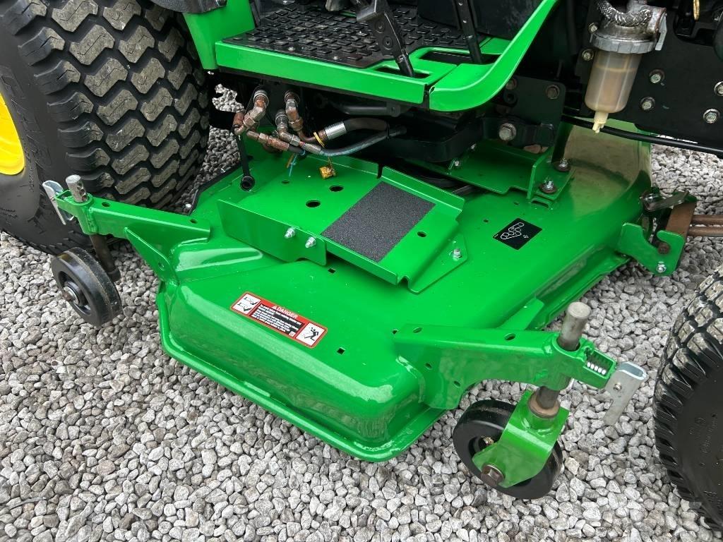 John Deere 2032R Компактни трактори