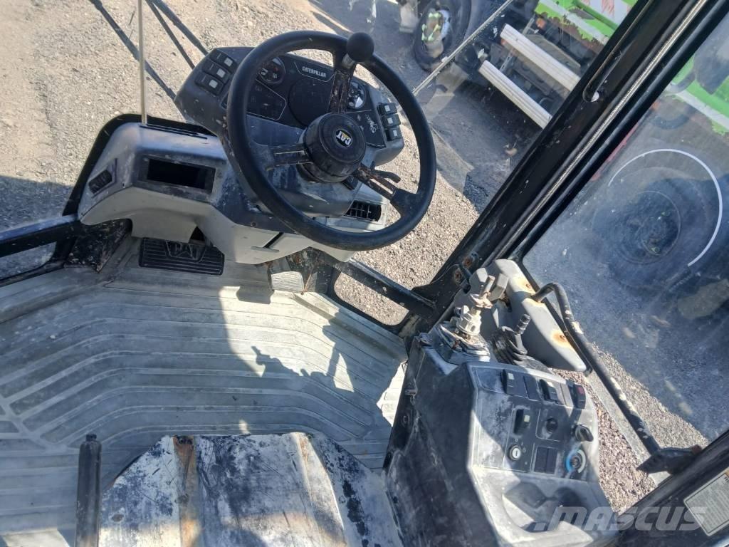 CAT 906 Кабина