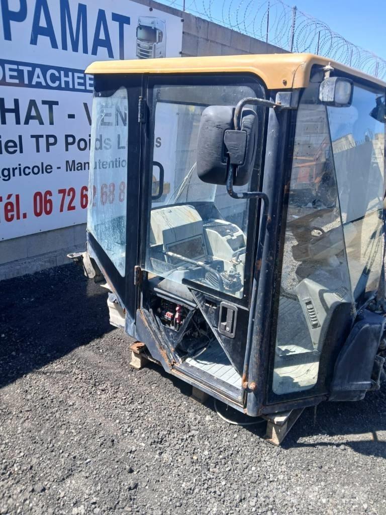CAT 906 Кабина