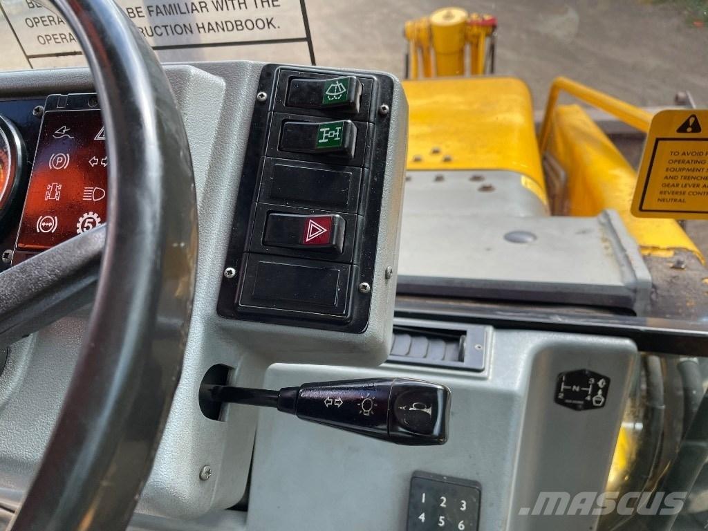 Massey Ferguson 750 Товарач със заден ексватор