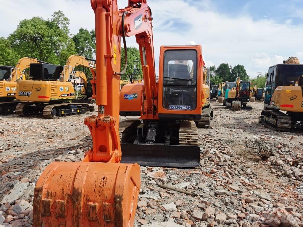 Doosan DX75 Средни екскаватори 7т - 12т