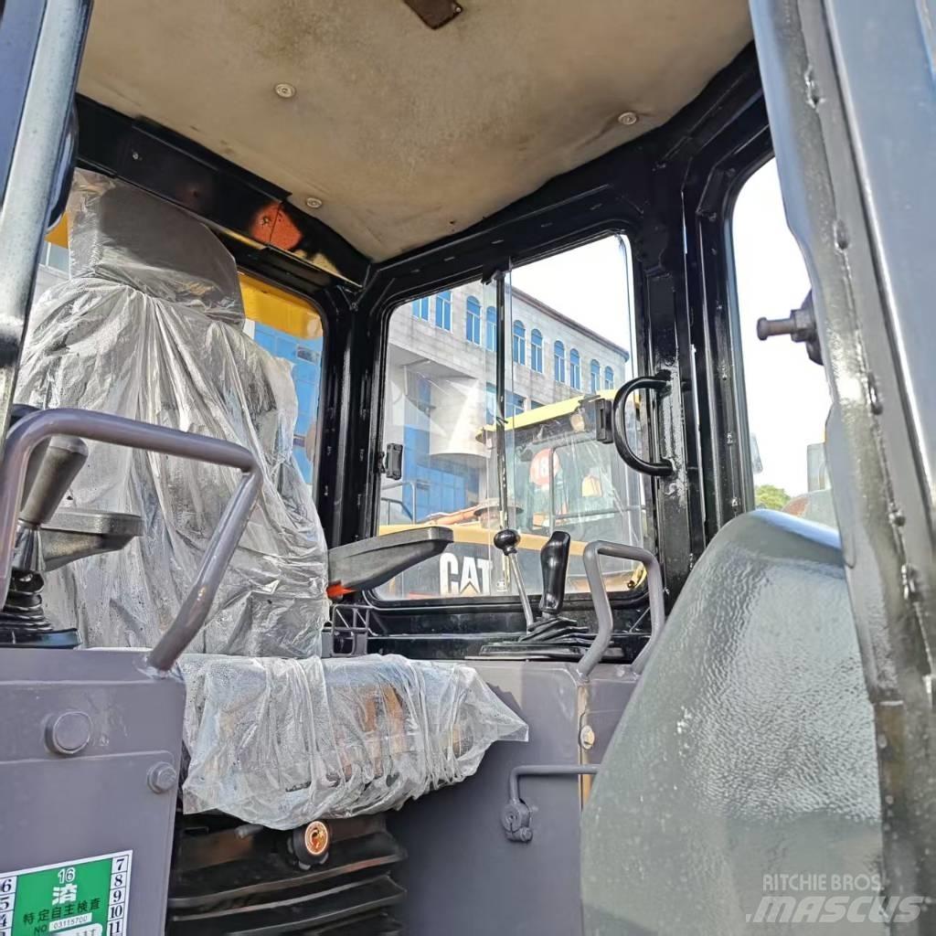 CAT D 5 K Верижни булдозери
