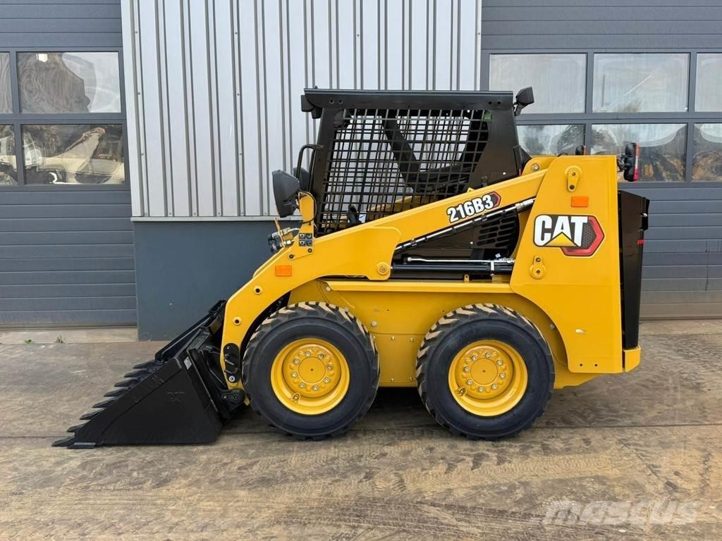 CAT 216B3 Колесни товарачи