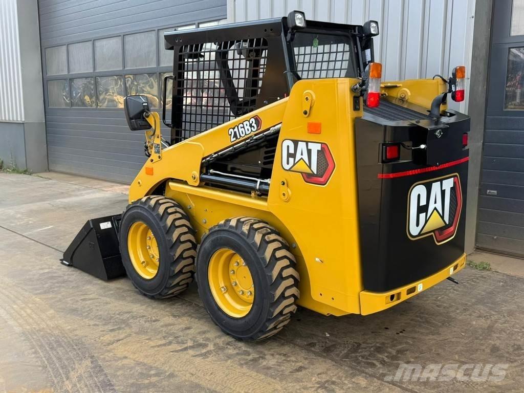 CAT 216B3 Колесни товарачи