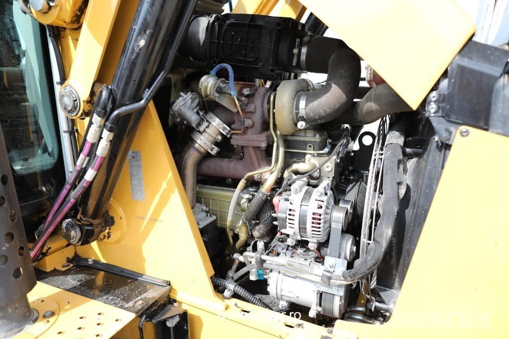 CAT 432 F2 Товарач със заден ексватор