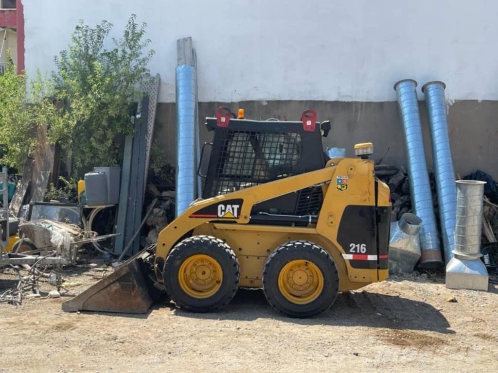 CAT 216 Мини товарачи
