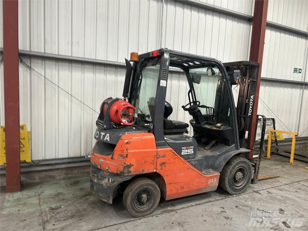 Toyota 02-8FGF25 Камиони с АГУ