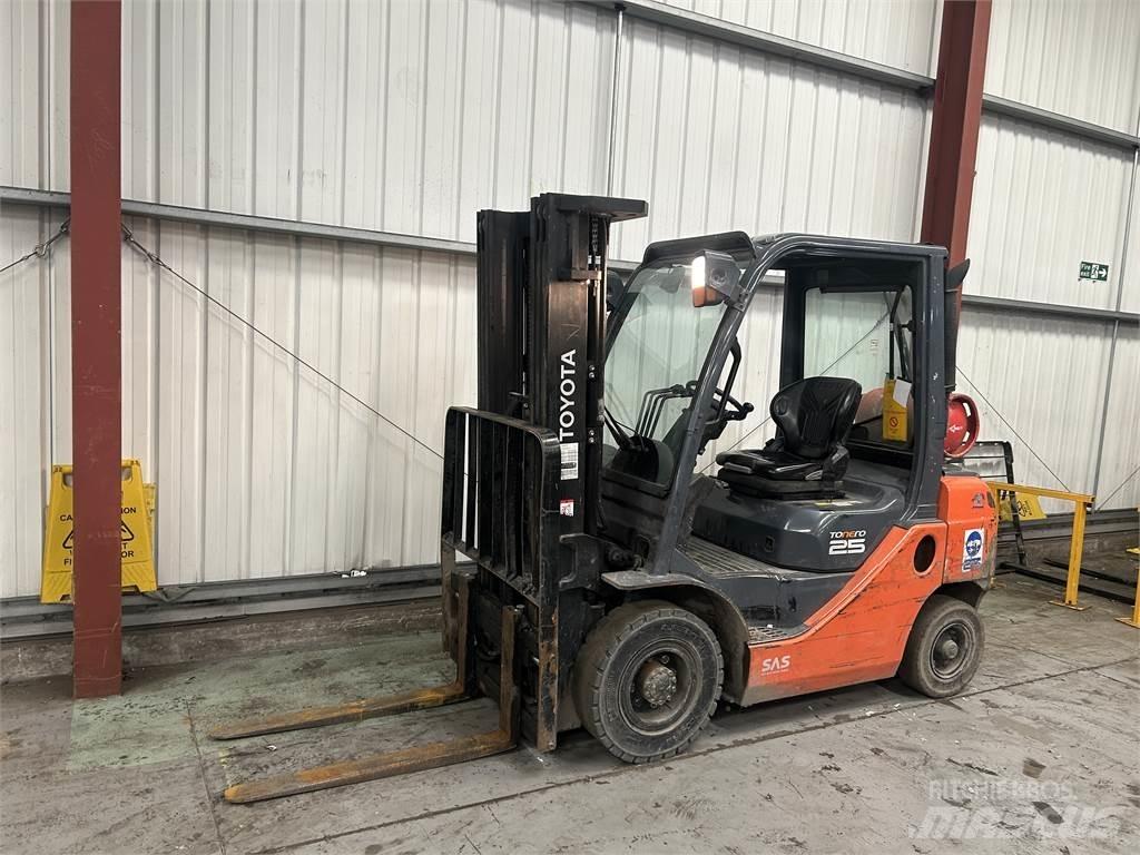 Toyota 02-8FGF25 Камиони с АГУ