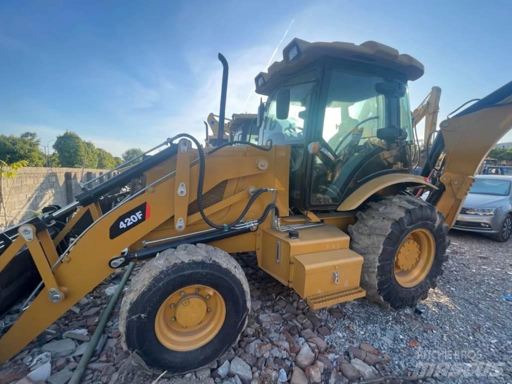 CAT 420f Товарач със заден ексватор